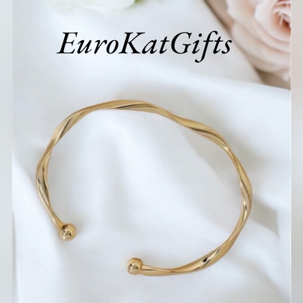 NEW Beautiful Gold Twist Cuff Bracelet Bangle Adjustable NEW Minimalist NWT